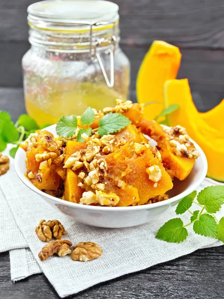 Calabaza con nueces y miel sobre tabla de madera —  Fotos de Stock