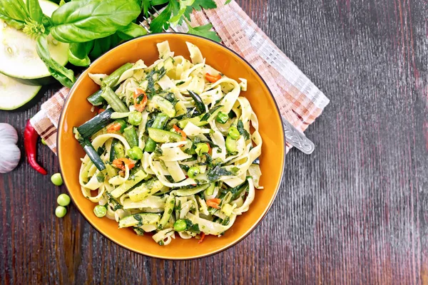 Tagliatelle with green vegetables on board top — Stock Photo, Image