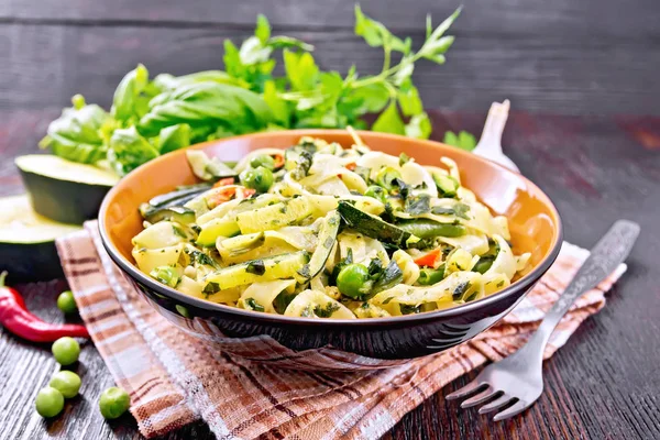 Tagliatelle med gröna grönsaker på servett — Stockfoto
