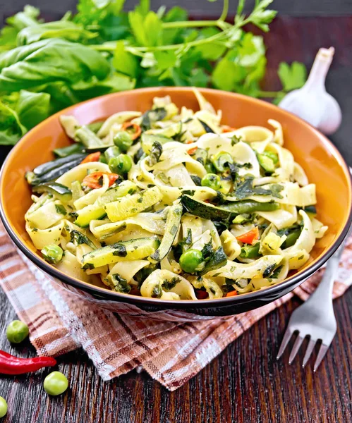 Tagliatelle with green vegetables on towel — Stock Photo, Image