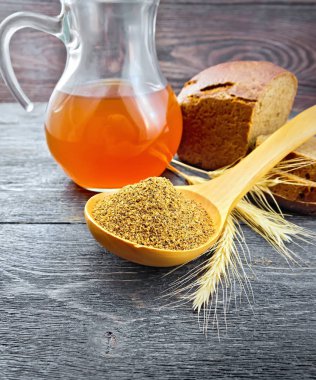 Malt koyu tahta üzerinde kaşık