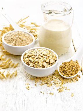 Işık tahtasında un ve süt ile yulaf gevreği