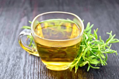 Koyu ahşap tahtada biberiye çayı