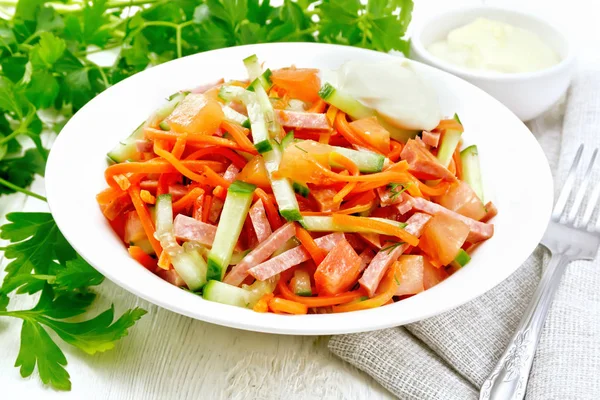 Салат из сосисок и пряной моркови на деревянной доске — стоковое фото