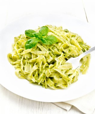 Peçete tabakta pesto soslu makarna