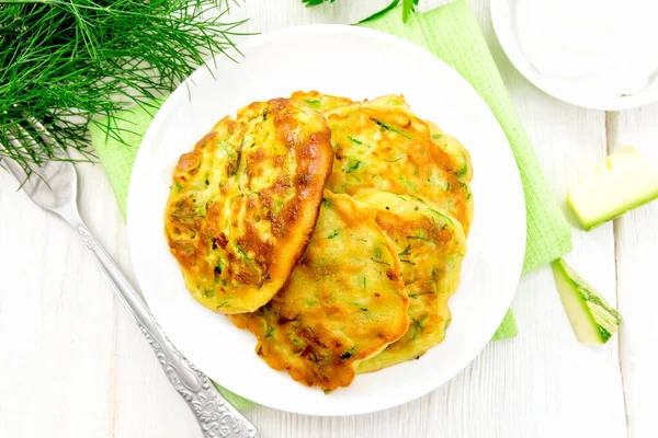 Pfannkuchen mit Zucchini an Bord — Stockfoto