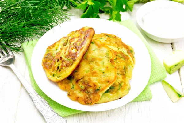 Pfannkuchen aus Zucchini auf Holzbrett — Stockfoto