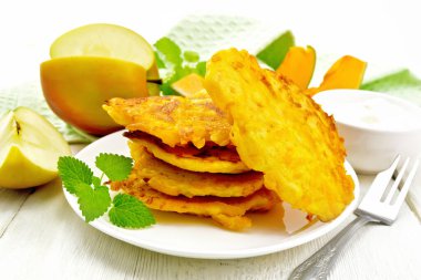 Işık panosunda elmalı balkabağı krepleri