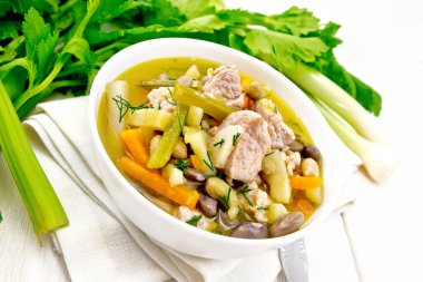 Çorba Eintopf ahşap tahtada kasede