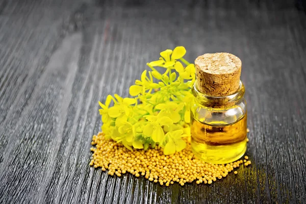 Aceite Mostaza Una Botella Vidrio Granos Flores Amarillas Sobre Fondo —  Fotos de Stock