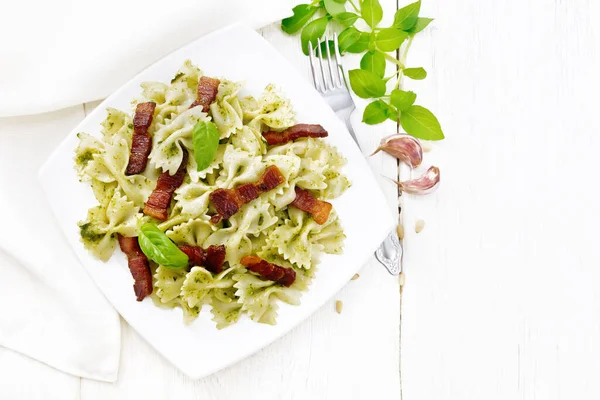 Farfalle Pasta Med Pesto Sås Stekt Bacon Och Basilika Tallrik — Stockfoto