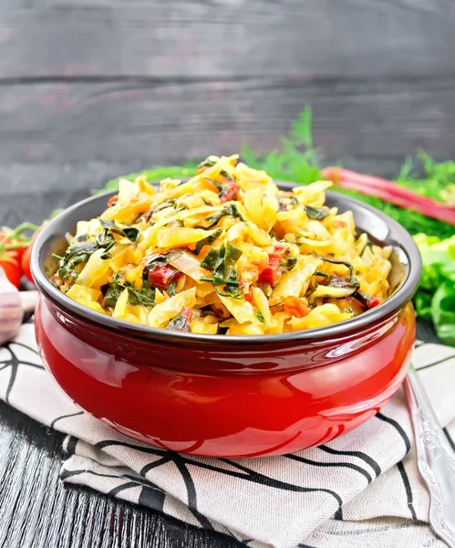 Guisado Repolho Com Beterraba Tomate Uma Tigela Guardanapo Salsa Alho — Fotografia de Stock