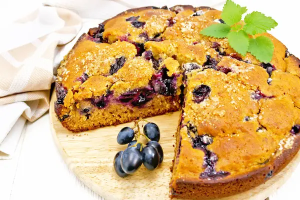 Tarta Con Uvas Negras Miel Menta Servilleta Sobre Fondo Madera —  Fotos de Stock