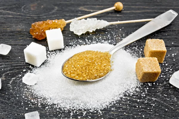 Açúcar Granulado Marrom Uma Colher Metal Açúcar Granulado Branco Uma — Fotografia de Stock