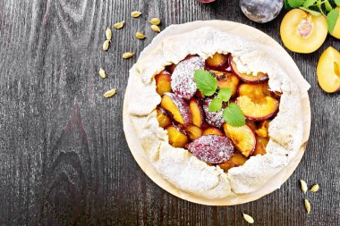 Erik, şeker ve parşömen üzerindeki kakule ile tatlı turta, yukarıdan ahşap bir arka planda yeşil nane filizi