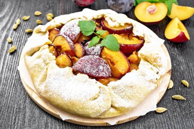 Erik, şeker ve parşömen üzerindeki kakule ile tatlı turta, koyu ahşap arka planda yeşil nane filizi