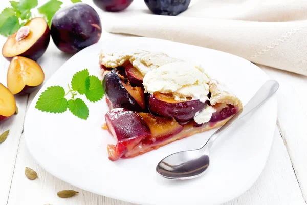 Stück Süße Torte Mit Pflaume Zucker Kardamom Und Eis Einem — Stockfoto