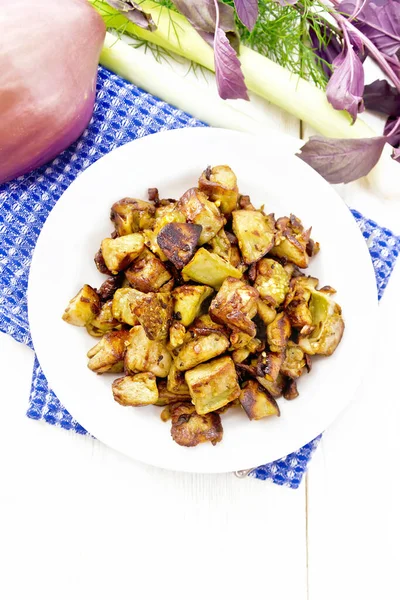 Aubergine Frite Aux Oignons Œufs Épices Dans Une Assiette Sur — Photo