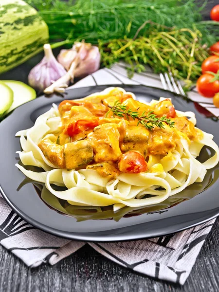 Tagliatelle Pasta Meat Goulash Tomato Zucchini Thyme Black Plate Napkin — Stock Photo, Image