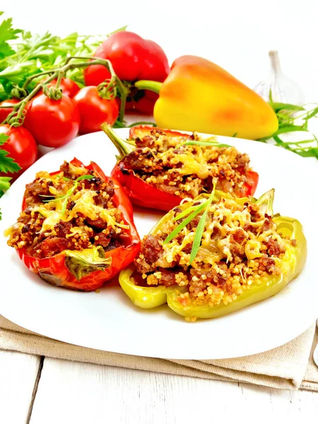 Pimienta Dulce Relleno Picadillo Cuscús Queso Plato Blanco Sobre Toalla — Foto de Stock