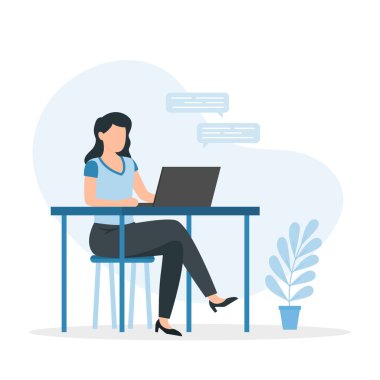 Masasında dizüstü bilgisayarı olan genç bir kadın. Evden, öğrenciden ya da serbest çalışanlardan.