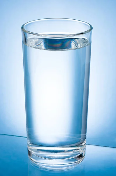 Glas Voor Water Geïsoleerd Een Blauwe Achtergrond — Stockfoto