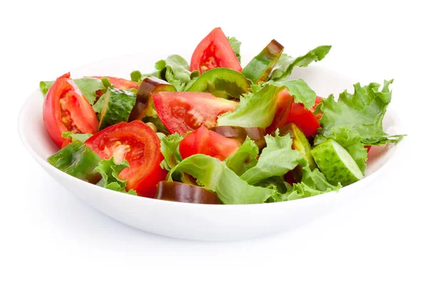 在白色背景下的盘子里的新鲜蔬菜沙拉 — 图库照片