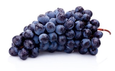 Mavi üzüm izole üzerinde beyaz zemin ıslak