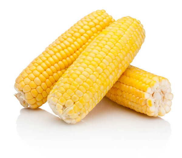 Три кукурузы на кукурузных зернах очищены на белом фоне
