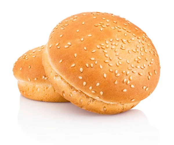 Beyaz Arka Planda Susamlı Iki Hamburger Çöreği — Stok fotoğraf