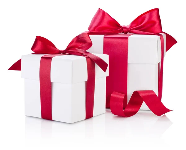 Δύο Κουτιά Δώρου Ολόλευκο Δεμένα Μπορντό Κορδέλα Τόξο Απομονωμένη Λευκό — Φωτογραφία Αρχείου