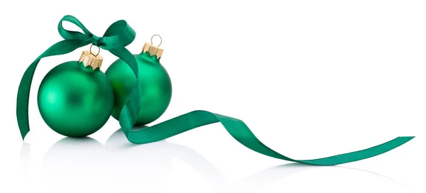Twee Groene Kerstballen Met Lint Buigen Geïsoleerd Witte Achtergrond — Stockfoto