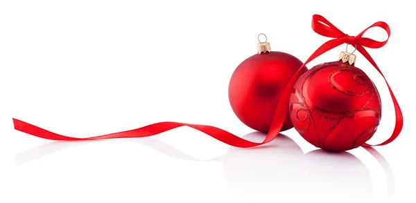 Zwei Rote Christbaumkugeln Mit Schleife Isoliert Auf Weißem Hintergrund — Stockfoto