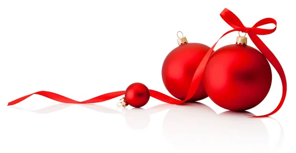 Drie Rode Decoratie Kerstballen Met Lint Buigen Geïsoleerd Witte Achtergrond — Stockfoto