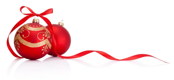 两个红色圣诞节装饰小泡与丝带弓查出在白色背景 — 图库照片