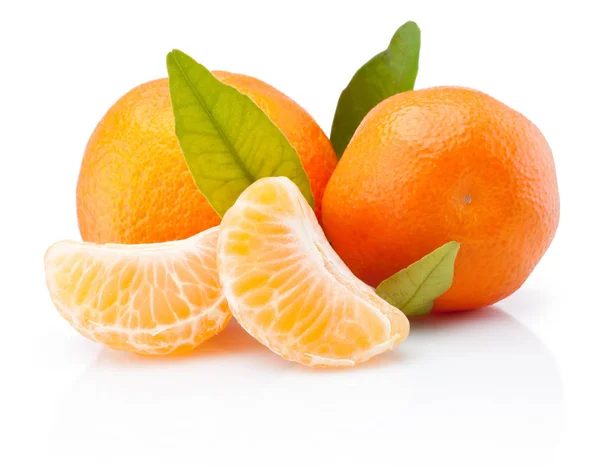 Two Tangerines Leaves Peeled Pieces Isolated White Background — Stock Photo, Image