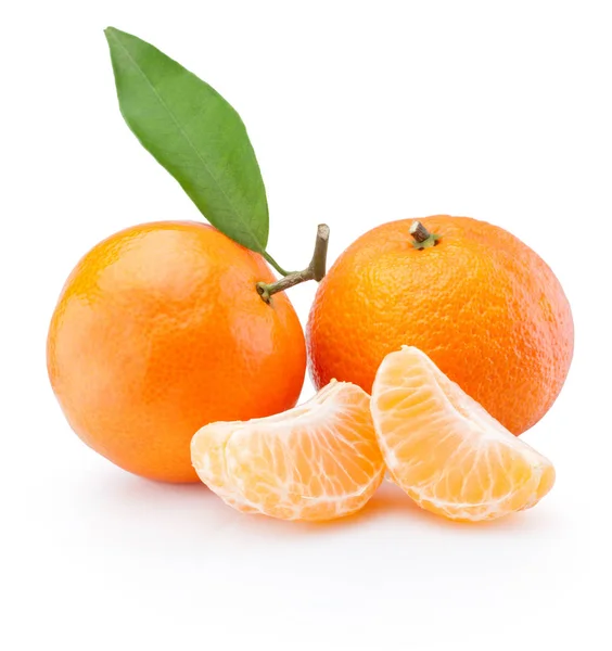 在白色背景上查出的两个有叶子和剥落的片断的橘子 — 图库照片
