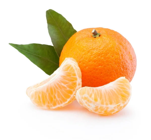 Tangerine Met Blad Gepelde Segmenten Geïsoleerd Witte Achtergrond — Stockfoto