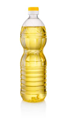 Plastik şişedeki sebze ya da ayçiçeği yağı beyaz arka planda izole edilmiş.