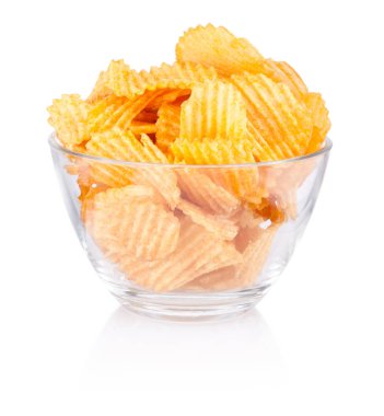 Beyaz bir arka plan üzerinde izole kase kesilmiş patates cipsi Krinkıl
