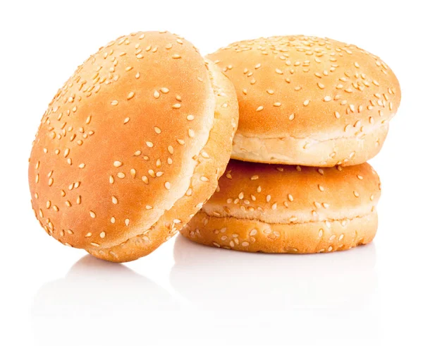 Tres bollos de hamburguesa con sésamo aislado sobre un fondo blanco —  Fotos de Stock