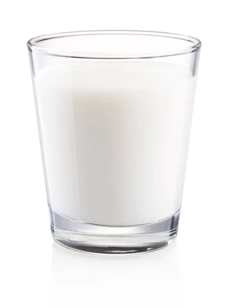 Beyaz arka planda izole edilmiş bir bardak taze süt. — Stok fotoğraf