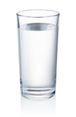 Beyaz bir arka plan üzerinde izole içme su