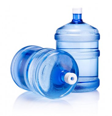 İki büyük şişe su beyaz arka plan üzerinde izole