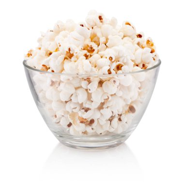 Beyaz arka plan üzerinde izole cam kase patlamış mısır