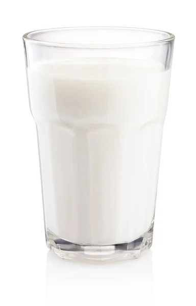 Glas verse melk geïsoleerd op witte achtergrond — Stockfoto