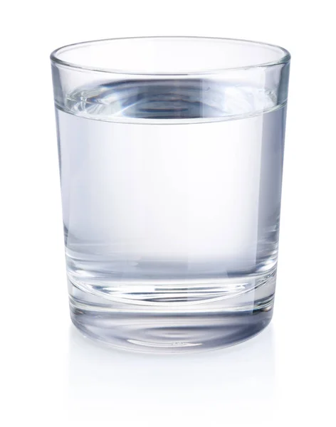Glas drinkwater geïsoleerd op witte achtergrond — Stockfoto