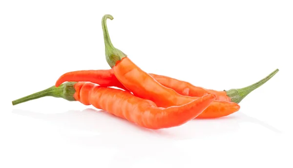 Drie oranje hete Chili peper geïsoleerd op witte achtergrond — Stockfoto