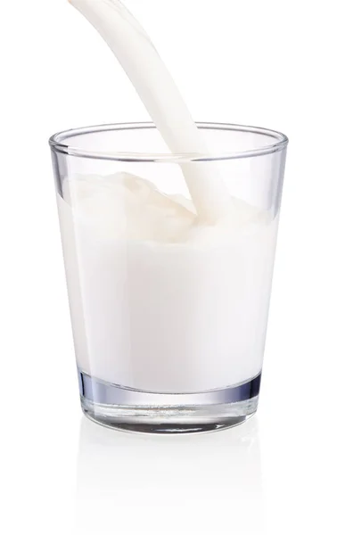 Derramando leite em vidro isolado em fundo branco — Fotografia de Stock