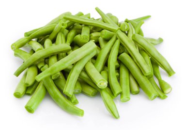 Beyaz arka planda izole doğranmış yeşil fasulye